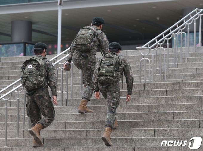 서울역 여행장병라운지(TMO)를 이용하는 군 장병들의 모습. 2022.4.25/뉴스1 © News1 신웅수 기자