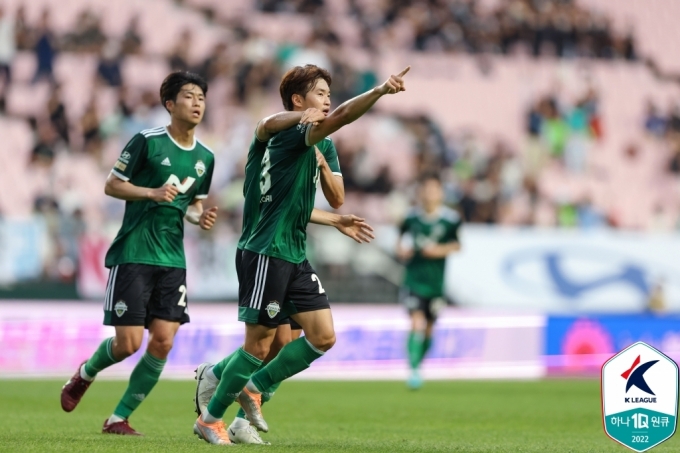 동점골을 기록한 전북 김진수 (한국프로축구연맹 제공) © 뉴스1
