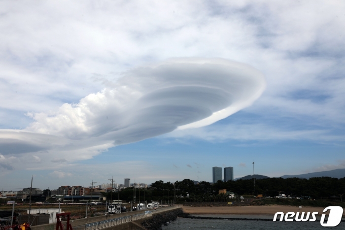 지난 23일 오후 제주시 이호해수욕장 하늘에 바람이 강한 날씨에 형성되는 '렌즈구름'이 떠올라 눈길을 끌고 있다. 2022.6.23/뉴스1 © News1 고동명 기자