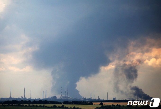 23일 (현지시간) 우크라이나 리시칸스크에서 러시아 군의 포격을 받아 정유 공장서 검은 연기가 솟아오르고 있다. © AFP=뉴스1 © News1 우동명 기자
