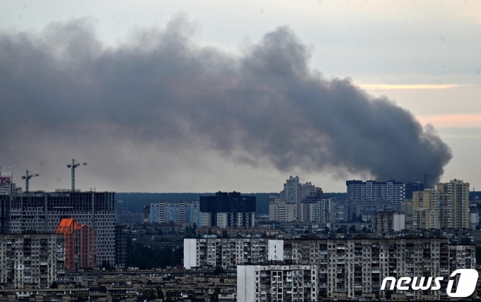 5일(현지시간) 우크라이나 수도 키이우에서 러시아 군의 포격을 받아 검은 연기가 솟아오르고 있다. © AFP=뉴스1 © News1 우동명 기자