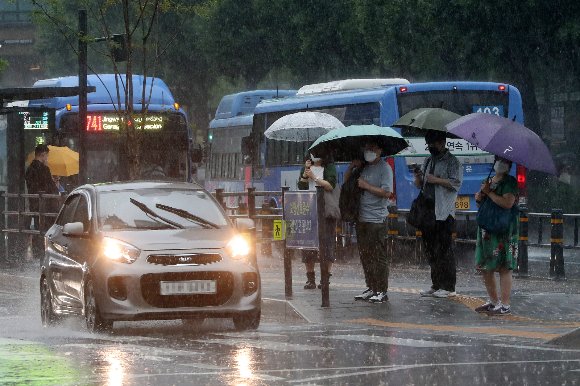 [오늘 날씨] 출근길 우산 챙기세요… 전국 흐리고 비 내려