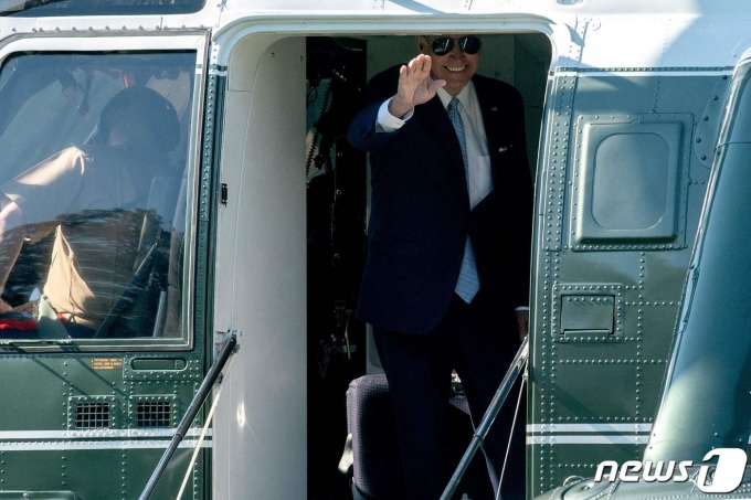 조 바이든 미국 대통령이 25일(현지시간) 독일에서 열리는 G7 정상회의에 참석하기 위해 워싱턴 백악관에서 전용 헬기를 타고 있다. © AFP=뉴스1 © News1 우동명 기자