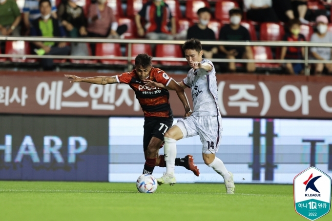 포항 스틸러스와 김천 상무의 경기(한국프로축구연맹 제공)© 뉴스1