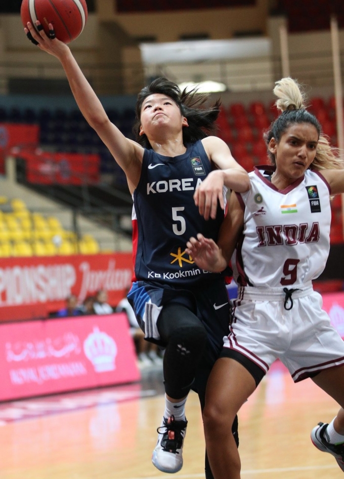 양인예(왼쪽)는 26일 열린 인도와 2022 FIBA U16 아시아여자농구선수권대회 디비전A 조별리그 3차전에서 24점을 기록했다.(대한민국농구협회 제공) © 뉴스1