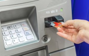 [단독] 인터넷 전화에 IC카드 삽입… 은행 '폰ATM' 다음달 중단