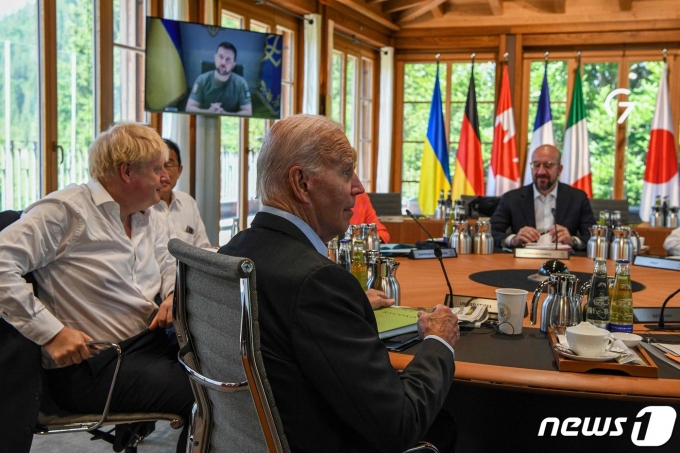 주요 7개국(G7) 정상들이 독일 바이에른주 엘마우성에서 만나 볼로디미르 젤렌스키 우크라이나 대통령과 화상 대화를 하고 있다. © AFP=뉴스1 © News1 강민경 기자