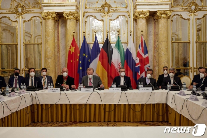 엔리케 모라 이란 핵 합의 복원 회담 의장 등 각국 대표가 27일(현지시간) 오스트리아 빈에서 이란 핵 합의 복원 협상을 하고 있다. © AFP=뉴스1 © News1 우동명 기자