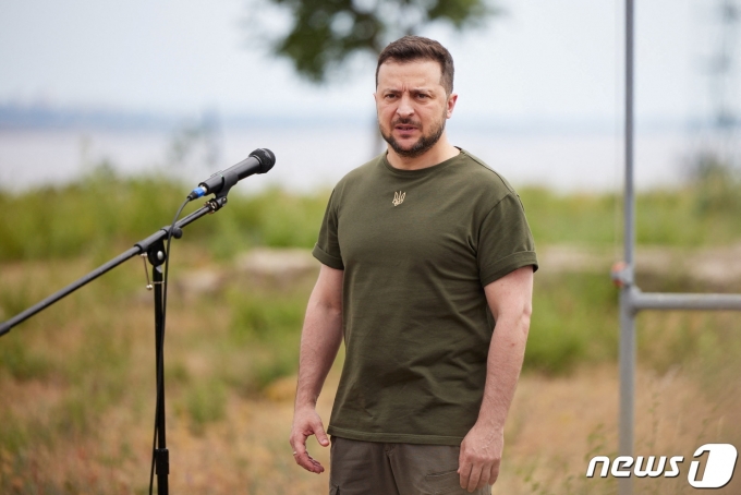 볼로디미르 젤렌스키 우크라이나 대통령이 18일(현지시간) 오데사의 훈련 기지를 방문해 병사들에게 격려 연설을 하고 있다. © 로이터=뉴스1 © News1 우동명 기자