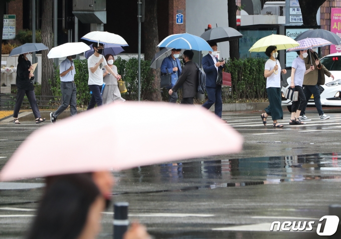 본격적인 장마철이 시작된 27일 서울 여의도역 인근에서 우산을 쓴 시민들이 이동하고 있다. 2022.6.27/뉴스1 © News1 허경 기자