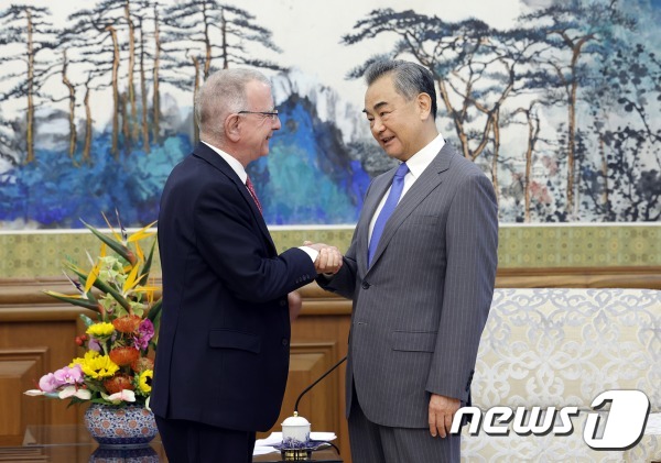 왕이 중국 외교부장(오른쪽)과 니콜라 샤퓌 주중 EU대사가 28일 만나 대화하고 있다.