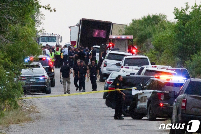 27일(현지시간) 미국 텍사스 샌안토니오에서 시신 46구가 발견된 트레일러 트럭 주변 출동한 경찰관들이 조사를 벌이는 모습. 2022. 6. 27. © 로이터=뉴스1 © News1 최서윤 기자