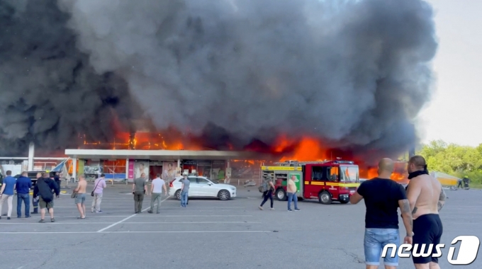 27일(현지시간) 러시아의 미사일 공격을 받은 우크라이나 중부 폴타바주 크레멘추크군 한 쇼핑몰이 화염과 연기에 휩싸여 있다. 2022.06.27 © 로이터=뉴스1 © News1 정윤미 기자