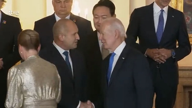 사진은 윤석열 대통령이 조 바이든 미 대통령과 루멘 라데프 불가리아 대통령의 '조우'를 바라보는 모습. /사진=RTVE 공식 유튜브 캡처