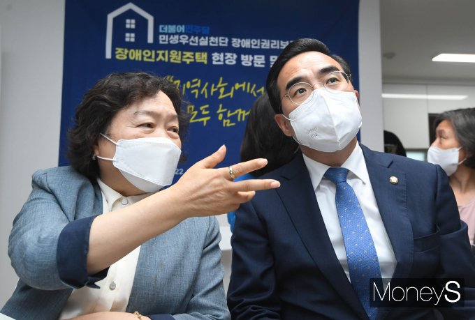 [머니S포토] 인재근 의원과 대화하는 박홍근 원내대표