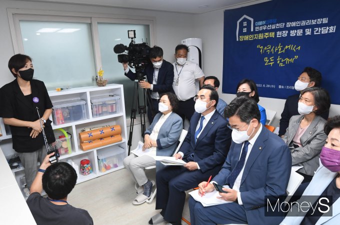 [머니S포토] 박홍근 '장애인지원주택 현장 목소리 경청'