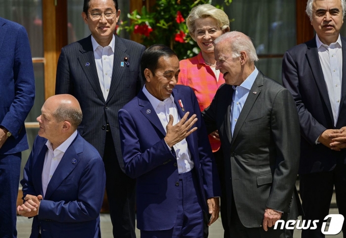 조 바이든 미국 대통령이 27일 (현지시간) 독일 바이에른주 엘마우성에서 열린 G7 정상회의 중 조코 위도도 인도네시아 대통령과 얘기를 하고 있다. © AFP=뉴스1 © News1 우동명 기자
