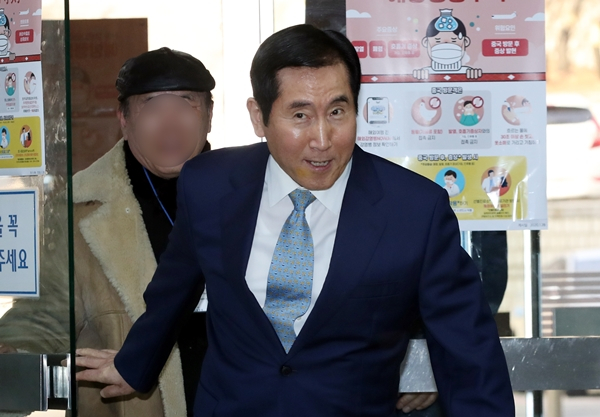 'MB 댓글공작' 조현오 전 경찰청장 징역 1년6개월