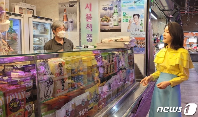 김건희 여사가 스페인 마드리드에 있는 한인 식료품점을 찾아 진영인씨와 대화하는 모습. (대통령실 제공) © 뉴스1
