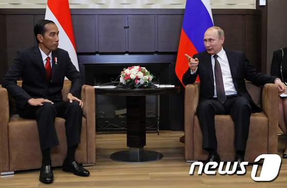 조코위도도(왼) 인도네시아 대통령과 블라디미르 푸틴 러시아 대통령. <자료 사진> © AFP=뉴스1 © News1 우동명 기자