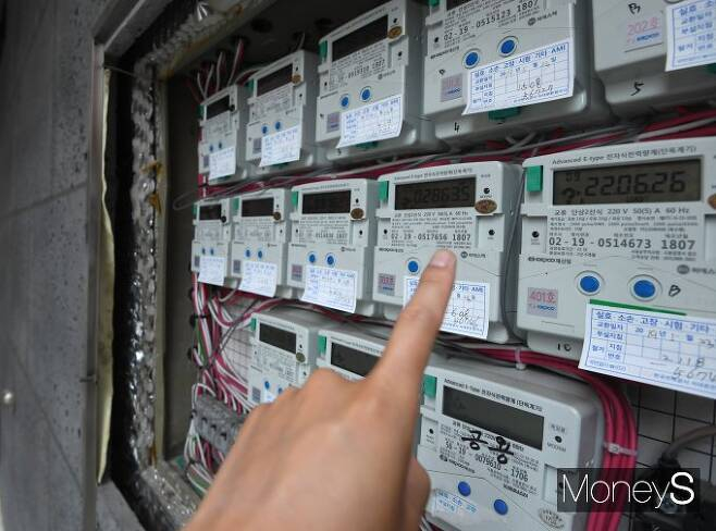 1일부터 전기요금이 오른다. 서울 은평구 한 다세대주택에 설치된 전력계량기가 돌아가고 있다. / 사진=장동규 기자