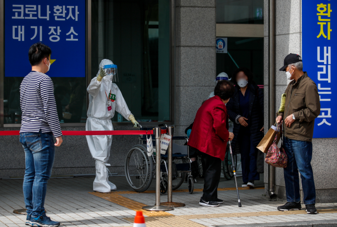 지난 3월30일 오후 서울 은평구 서북병원에서 코로나19 확진자들이 퇴원절차를 밟고 있다./사진=뉴시스