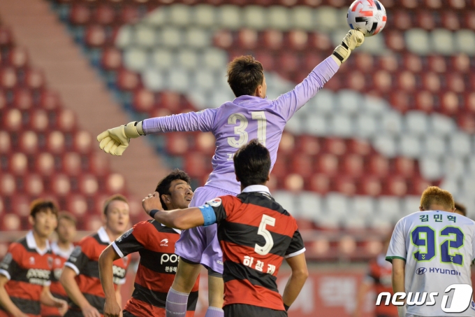 16일 오후 경북 포항스틸야드에서 무관중 경기로 열린 프로축구 하나원큐 K리그 1 2020 포항스틸러스와 전북 현대의 경기 전반 포항 수문장 강현무가 펀칭하고 있다. 2020.6.16/뉴스1 © News1 최창호 기자