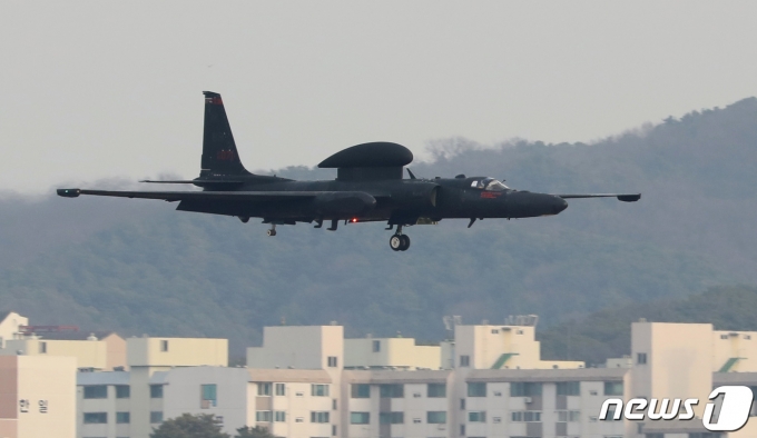지난 3월10일 오후 경기 평택 주한미군 오산공군기지에서 U2S 고고도정찰기가 착륙하고 있다. 2022.3.10/뉴스1 © News1 김영운 기자