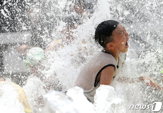 전국 대부분의 지역에 폭염특보가 내려진 2일 오후 서울광장 분수대에서 어린이들이 물놀이를 즐기고 있다. 2022.7.2/뉴스1 © News1 구윤성 기자