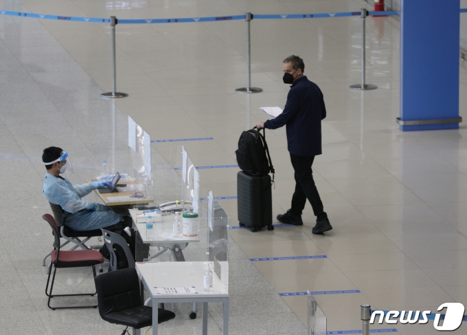 인천국제공항 2터미널에서 외국인이 입국하고 있다./뉴스1 © News1 신웅수 기자