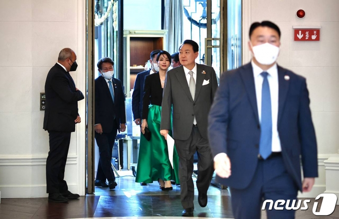 [뉴스1 PICK]노룩악수 의식했나…대통령실, 尹·바이든 악수사진 추가 공개