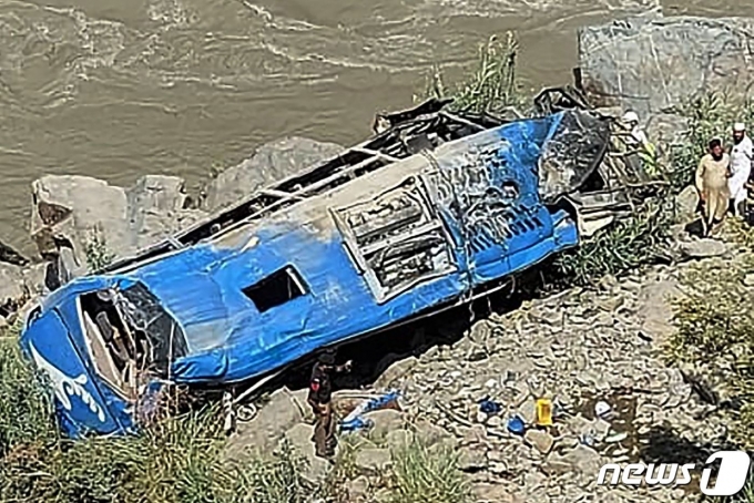 지난해 7월 파키스탄 카이베르파크툰크와주 인근에서 버스가 추락한 사고 관련 사진 / © AFP=뉴스1