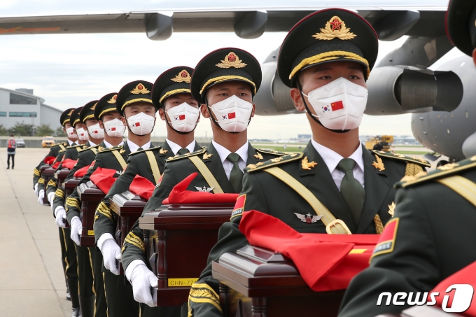 작년 9월2일 인천국제공항에서 열린 제8차 중국군 유해 인도식. (국방일보 제공) 2021.9.2/뉴스1