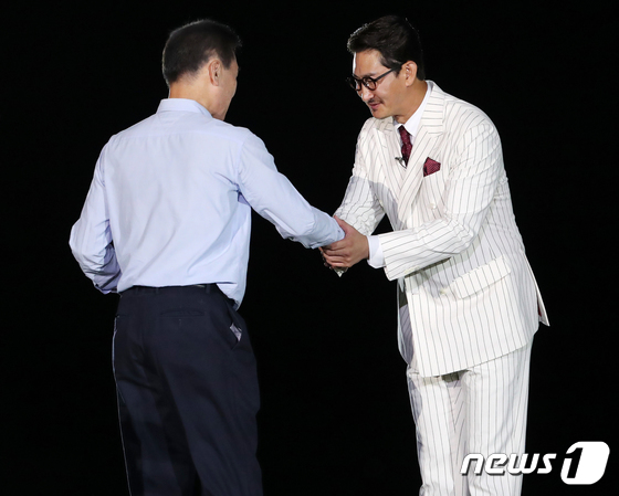 [사진] 박용택, 영구결번 1호 김용수 코치의 축하를 받으며