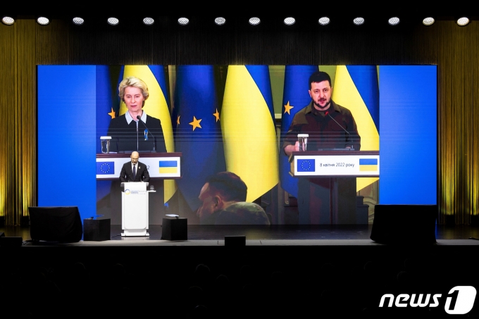 데니스 슈미갈 우크라이나 총리가 4일(현지시간) 스위스에서 열린 '우크라이나 재건회의(URC2022)'에서 연설하고 있다. © 로이터=뉴스1 © News1 정윤영 기자