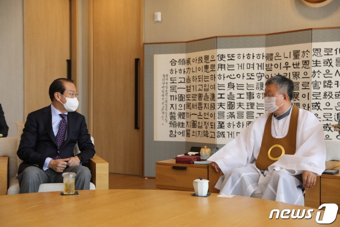 권영세 통일부 장관(왼쪽)과 원불교 나상호 교정원장. (통일부) © 뉴스1