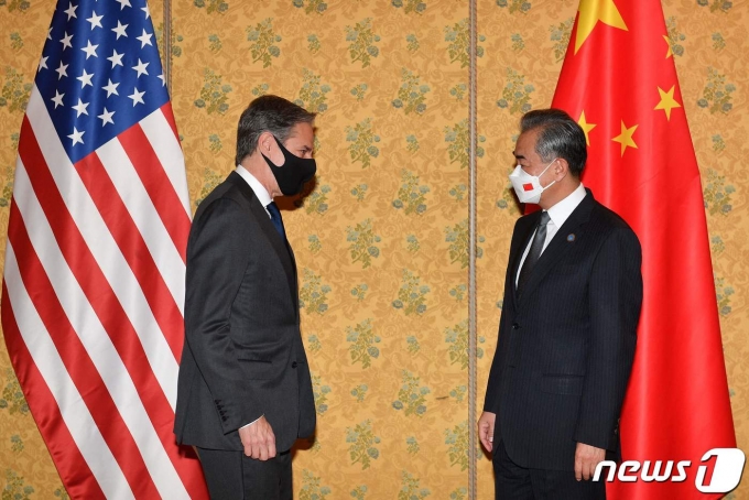 토니 블링컨 미국 국무장관이 지난해 10월 31일(현지시간) 이탈리아 로마 라 누볼라 컨벤션센터에서 열린 G20 정상회의 중 왕이 중국 외교부장과 만나고 있는 모습. © AFP=뉴스1 © News1 우동명 기자