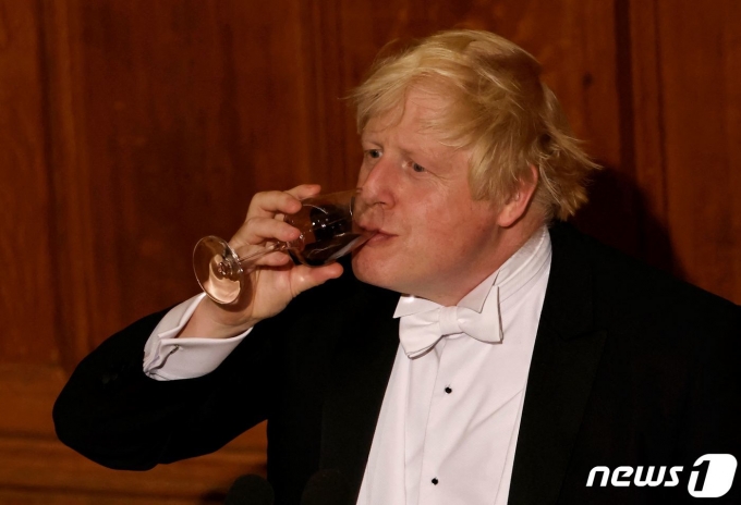 보리스 존슨 영국 총리가 15일(현지시간) 런던에서 열린 로드 메이어(런던 금융특구 시장) 주최 연회서 와인을 마시고 있다. © AFP=뉴스1 © News1 우동명 기자
