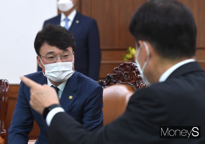 [머니S포토] 박성근 총리 비서실장, 김진표 국회의장 예방