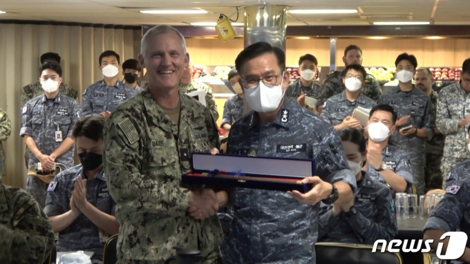 안상민 해군 소장(오른쪽)이 6일(현지시간) 미국 하와이 진주만에 정박된 미 해군 상륙강습함 '에섹스'에서 열린 회의에서 미국 측 지휘관에게 등채를 선물하고 있다.© 뉴스1
