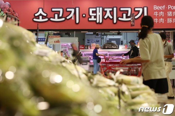 국내 소비자물가 상승률이 IMF 외환위기 이후 약 24년 만에 6%대로 치솟은 것으로 나타난 5일 서울의 한 대형마트에서 시민들이 장을 보고 있다. 2022.7.5/뉴스1 © News1 이광호 기자