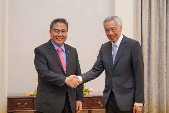 박진 외교부 장관(왼쪽)과 리 센 룽 싱가포르 총리.(외교부 제공)© 뉴스1