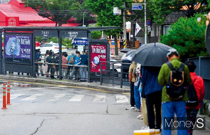시민들이 매일 '택시 대란'을 겪고 있다. 사진은 서울역 앞 택시승강장에 택시를 기다리는 시민들이 길게 줄을 선 모습. /사진=장동규 기자