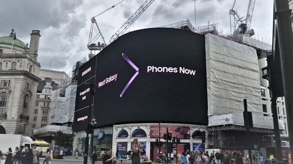 삼성전자가 다음달 진행되는 '갤럭시 언팩 2022'를 앞두고 전 세계 주요 도시에서 옥외 광고를 선보인다. 사진은 영국 런던 피카딜리 광장의 갤럭시 언팩 광고. /사진제공=삼성전자
