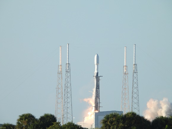  우리나라 최초 달 탐사선 '다누리'를 탑재한 스페이스X 발사체 팰컨9이 5일 오전 8시8분 미국 플로리다 케이프커네버럴미 우주군기지 40번 발사장에서 발사되고 있다. /사진=뉴스1(과학기술정보통신부 제공)