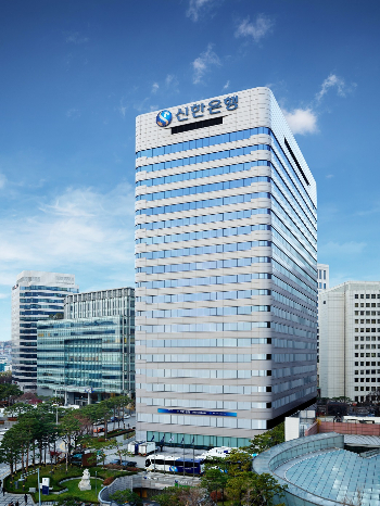 연 3.40%의 금리를 제공했던 신한은행의 '아름다운 용기 정기예금'이 출시 8개월만에 완판됐다. 서울 중구에 위치한 신한은행 본점 전경./사진=신한은행