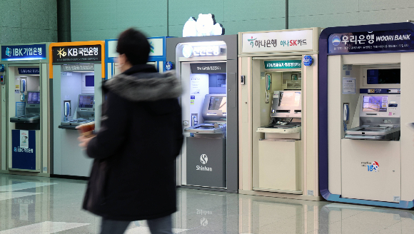  은행권 예적금 상품이 완판 행진을 이어가고 있다. 사진은 서울 시내의 시중은행 ATM기기의 모습./사진=뉴스1