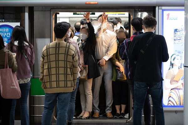 '지하철 민폐 3인방'은 다른 승객에게 불쾌감을 심어준다. 사진은 지난 2020년 5월13일 서울 지하철 사당역에서 마스크를 착용한 시민들이 열차에 탑승하는 모습. /사진=뉴스1