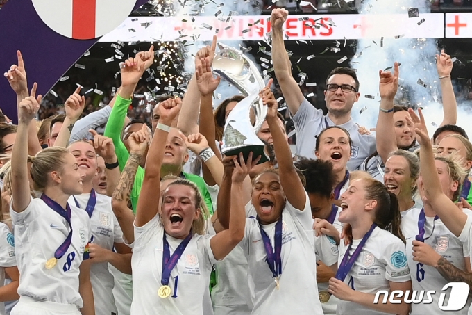 유로 2022 정상에 오른 잉글랜드 여자축구대표팀 ⓒ AFP=뉴스1