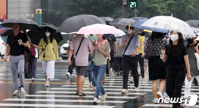 전국 곳곳에 비소식이 찾아온 3일 오전 서울 종로구 광화문 네거리에서 우산을 쓴 시민들이 출근길 발걸음을 재촉하고 있다. 기상청은 이날 전국이 기압골의 영향을 받다가 차차 벗어나겠다고 예보했다. 2022.8.3/뉴스1 ⓒ News1 민경석 기자